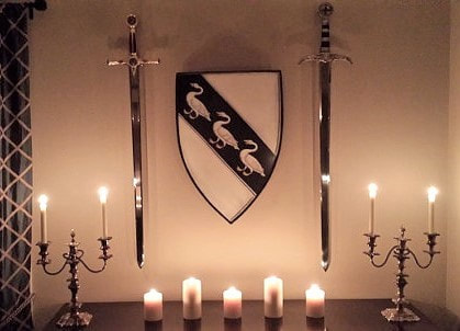 Ritterschild als Wanddekoration bemalt mit ihrem Familienwappen